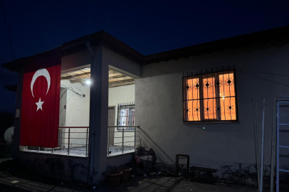 Şehidin baba ocağına Türk bayrağı asıldı!