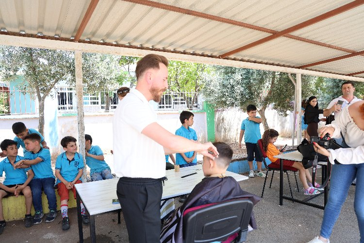Gönüllü kuaförler öğrencilerin yüzünü güldürdü Bursa Hayat Gazetesi -2