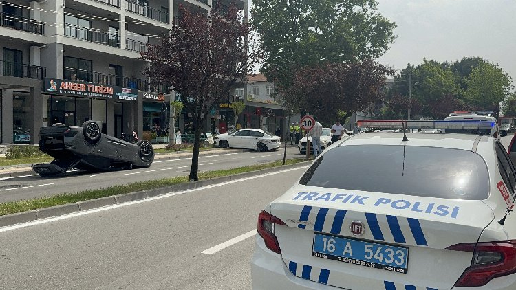 Bursa'da park halindeki araca çarpan otomobil takla attı - Bursa Hayat Gazetesi-2