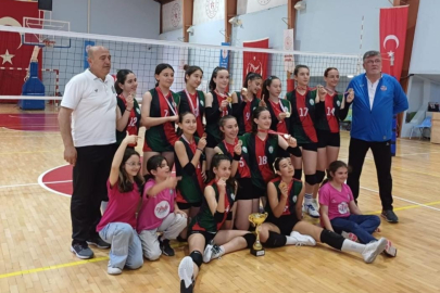 Hürriyetspor, şampiyonluk kupasının sahibi oldu