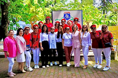 Bursa'da kız lisesi mezunları bir araya geldi