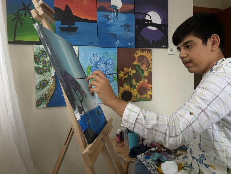 Dedesini çizdiği resimle yeteneği keşfedildi! Otizmli Okan'ın resimleri hayran bırakıyor - Bursa Hayat Gazetesi-2