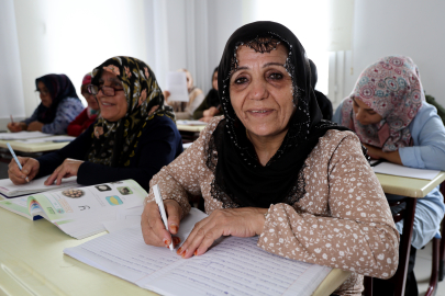 Belediyenin açtığı kursta okuma yazma öğreniyorlar