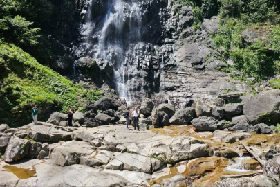 Mençuna Şelalesi: Yerli ve yabancı turistleri uğrak noktası oldu