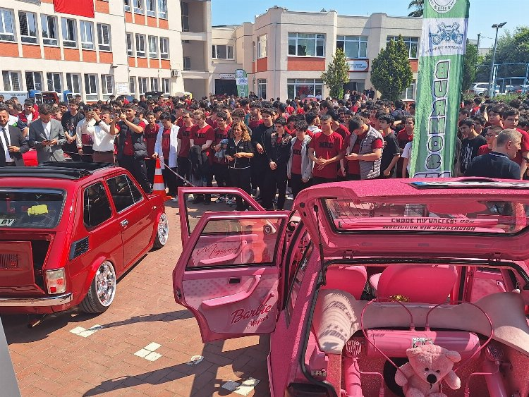 Bursa'da lise öğrencileri modifiye araçları yakından inceledi - Bursa Hayat Gazetesi-2