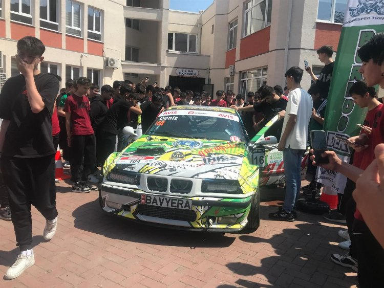 Bursa'da lise öğrencileri modifiye araçları yakından inceledi - Bursa Hayat Gazetesi-3