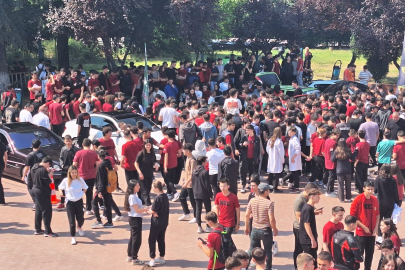 Bursa'da lise öğrencileri modifiye araçları yakından inceledi