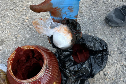 Salça kavanozunun içinden zulalanmış uyuşturucu çıktı