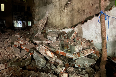 İstanbul'da tarihi yapının istinat duvarı çöktü