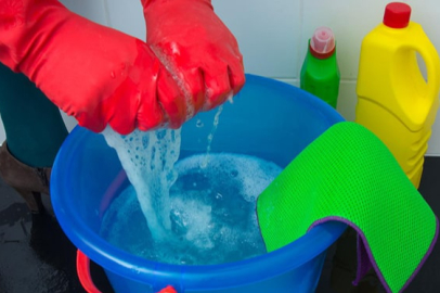 Çamaşır suyu ile temizlik yaparken hastanelik oldu