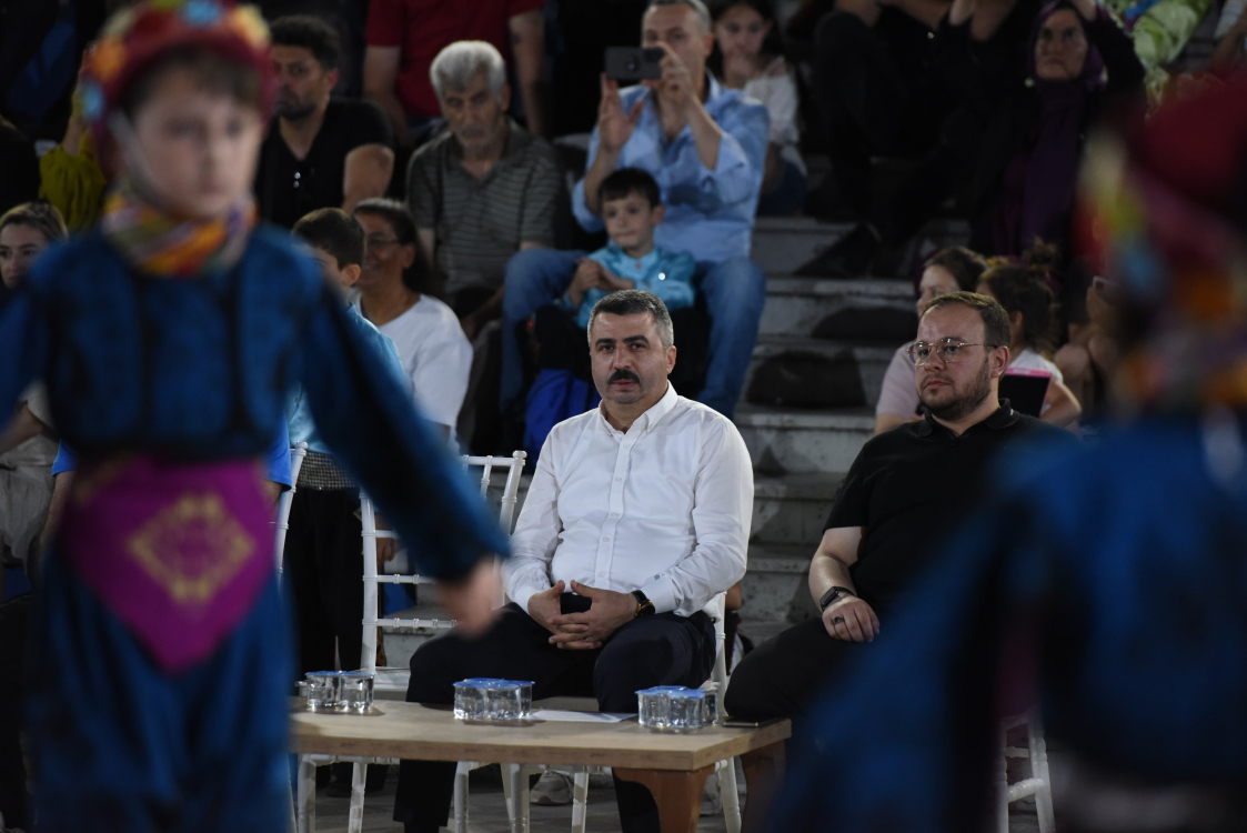 Yıldırım’da ‘Erguvan Zamanı’ halk oyunları gösterisi - Bursa Hayat Gazetesi-3