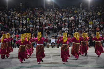 Yıldırım’da ‘Erguvan Zamanı’ halk oyunları gösterisi