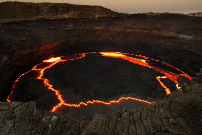 Dünyanın en sıcak yerleri: Ateşle dans eden volkanlar ve çöller