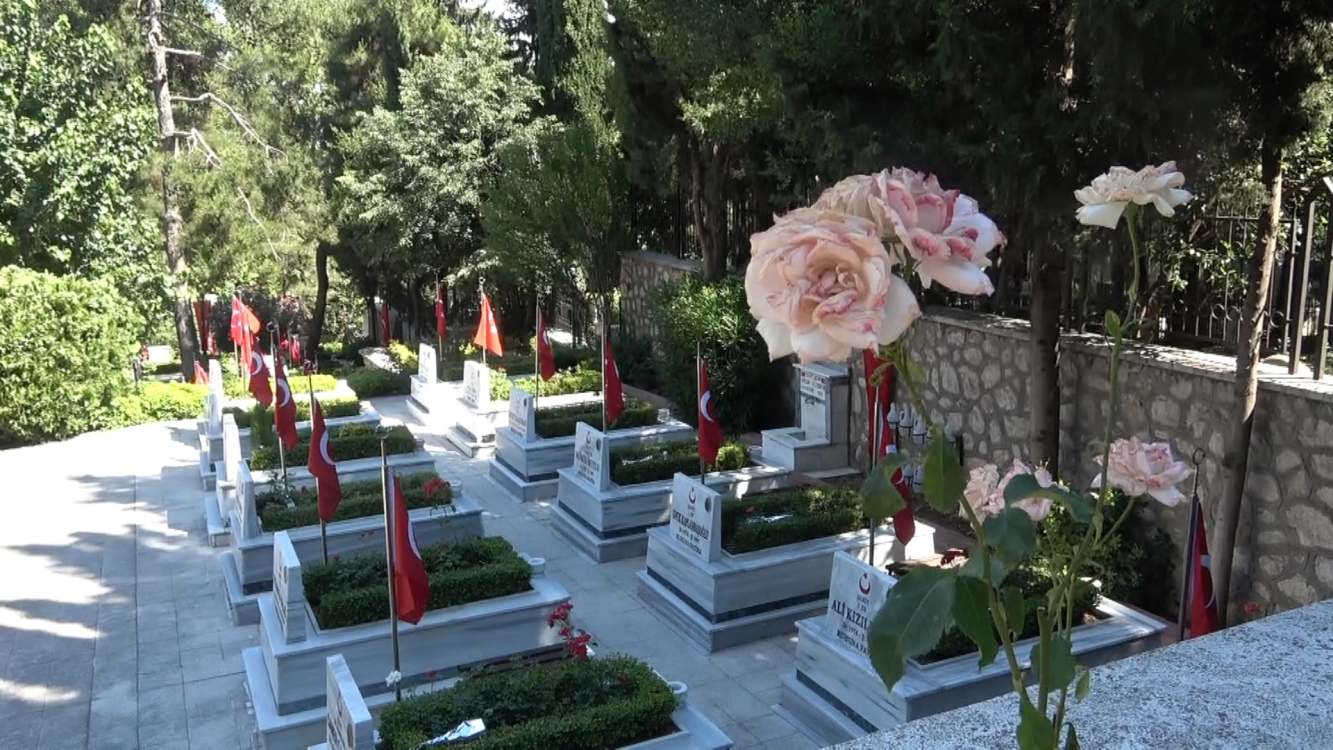 Bursa'da şehitliklerde buruk bayram!  Bursa Hayat Gazetesi -3