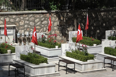 Bursa'da şehitliklerde buruk bayram!