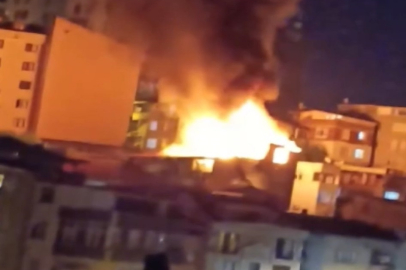 5 katlı binanın çatısı alevlere telsim oldu