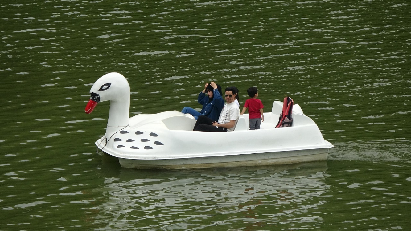 Vadi içindeki gölde deniz bisikleti yoğunluğu - Bursa Hayat Gazetesi-3