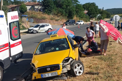 Ticari taksi ile otomobil çarpıştı!