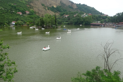 Vadi içindeki gölde deniz bisikleti yoğunluğu