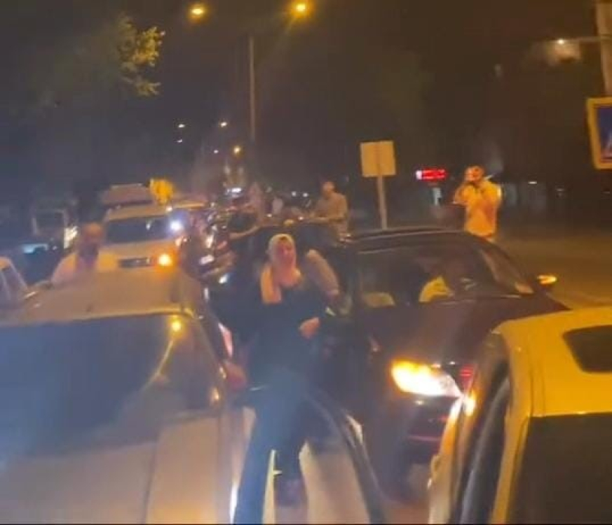 Bursa'da asker uğurlamasında yolu kapatıp oyun oynadılar - Bursa Hayat Gazetesi-2