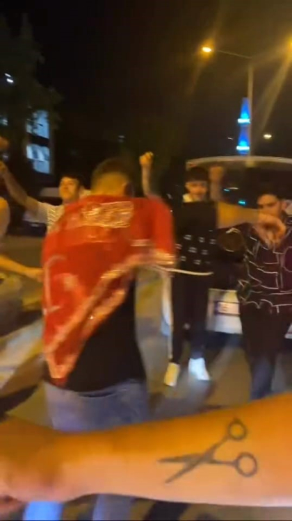 Bursa'da asker uğurlamasında yolu kapatıp oyun oynadılar - Bursa Hayat Gazetesi-4