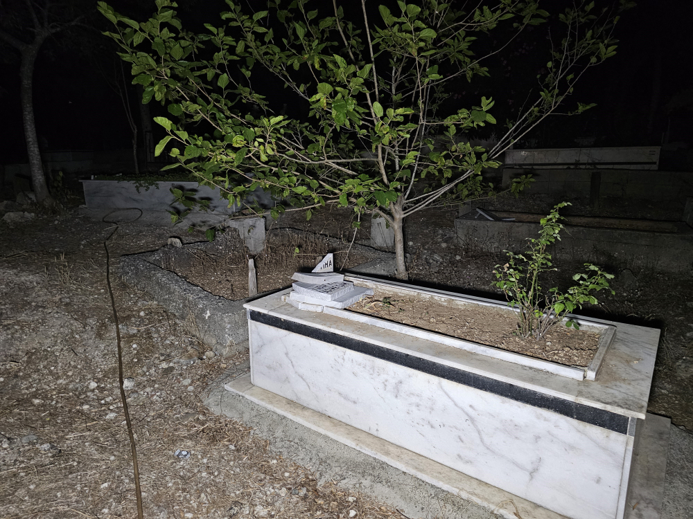 Ölüye bile saygı yok! Mezar taşlarını kırdılar - Bursa Hayat Gazetesi-3