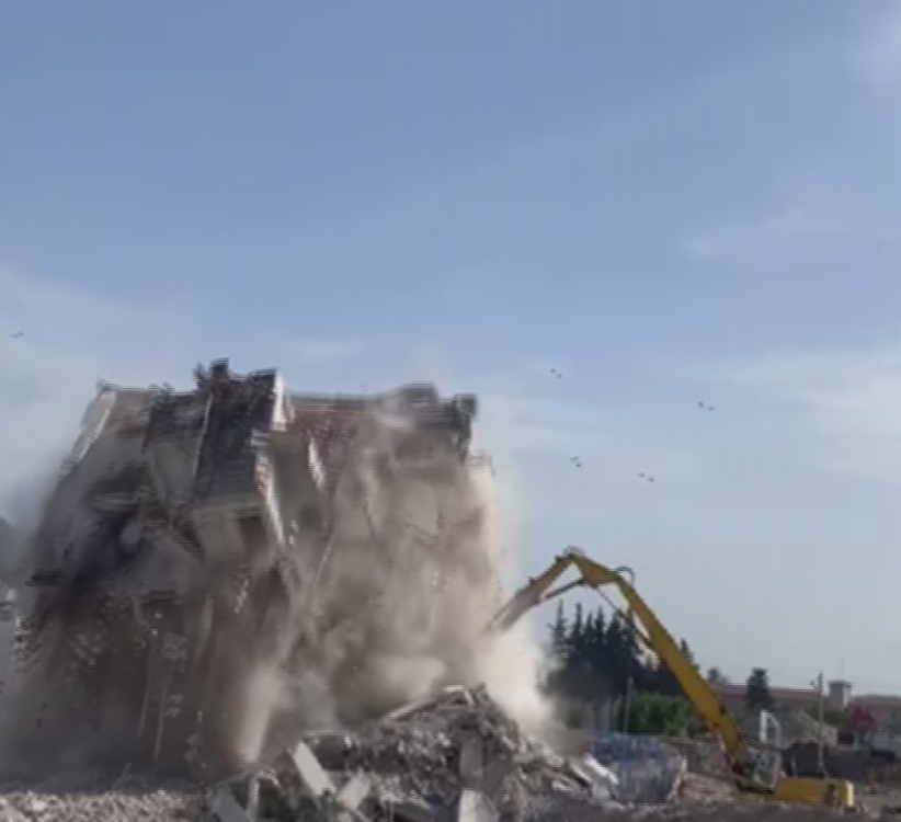 Hatay'da 7 katlı bina kontrolü olarak yıkıldı - Bursa Hayat Gazetesi-4