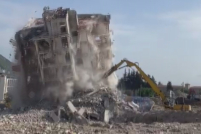 Hatay'da 7 katlı bina kontrolü olarak yıkıldı