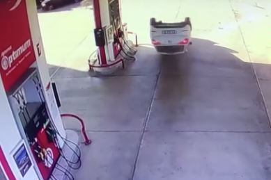 Bursa'da korkunç kaza! Akaryakıt istasyonuna dalıp metrelerce sürüklendi