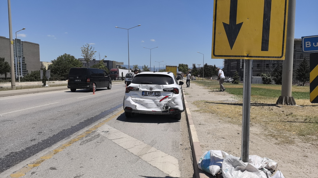 Bursa'da zincirleme kaza! Sıfır araç yüklü TIR kamyonete çarptı - Bursa Hayat Gazetesi-3