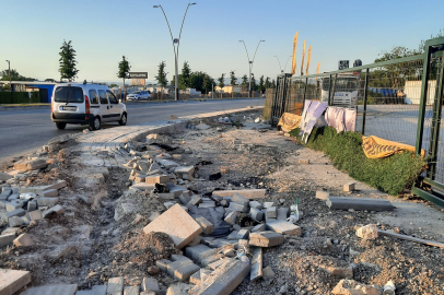 Bursa'da bu yol yaya ve sürücülerin hayatını tehlikeye atıyor