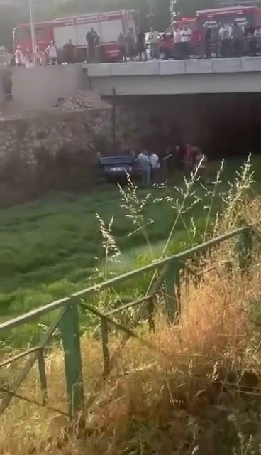 Bursa'da otomobil 6 metre yüksekten dereye uçtu - Bursa Hayat Gazetesi-5