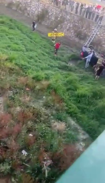 Bursa'da otomobil 6 metre yüksekten dereye uçtu - Bursa Hayat Gazetesi-4