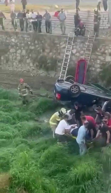 Bursa'da otomobil 6 metre yüksekten dereye uçtu - Bursa Hayat Gazetesi-2