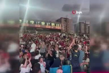 Marmaray makinisti milli maçı taraftarla beraber izledi... O anlar kamerada