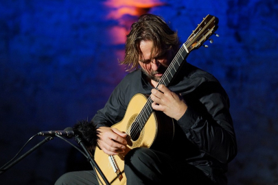 Gitarist Marcin Dylla, Çeşme Kalesi'nde konser verdi