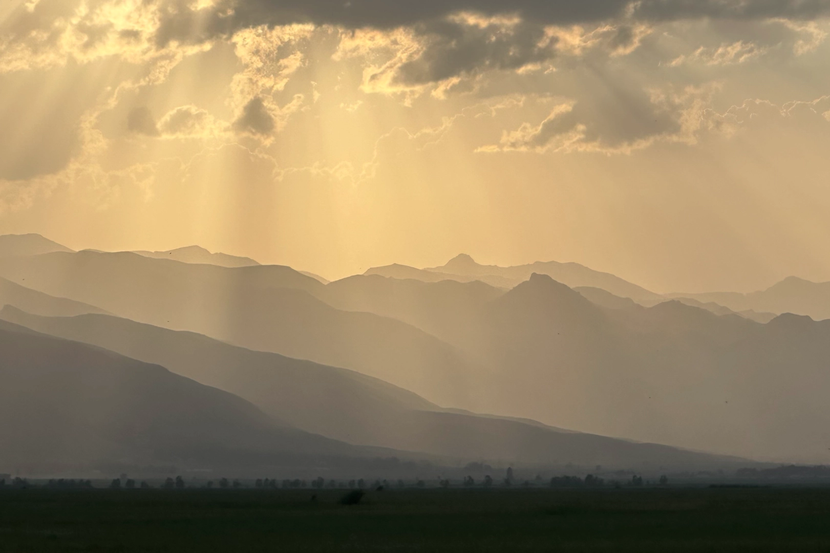 Toz Bulutları Cilo Dağlarını Kapladı: Yüksekova'da Görüş Mesafesi Düştü!