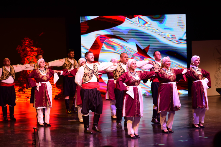 Uluslararası Altın Karagöz Halk Dansları Yarışması’nın coşkusu Bursa'yı sardı! Bursa Hayat Gazetesi -3