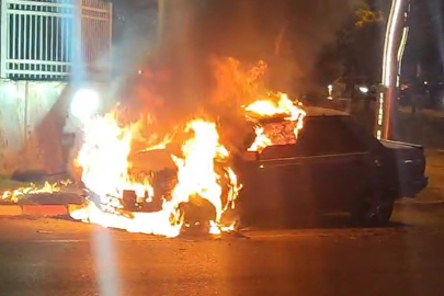 Alkollü sürücünün otomobili çıkan yangında küle döndü