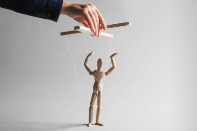 Manipülasyon: Aklımızı nasıl kontrol ediyorlar?