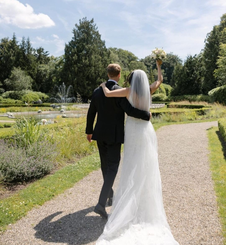 Ünlü şarkıcı Karsu evlendi! -Bursa Hayat Gazetesi-2