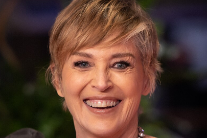 Paylaşımı korkuttu: Sharon Stone'nin gözü neden mor!
