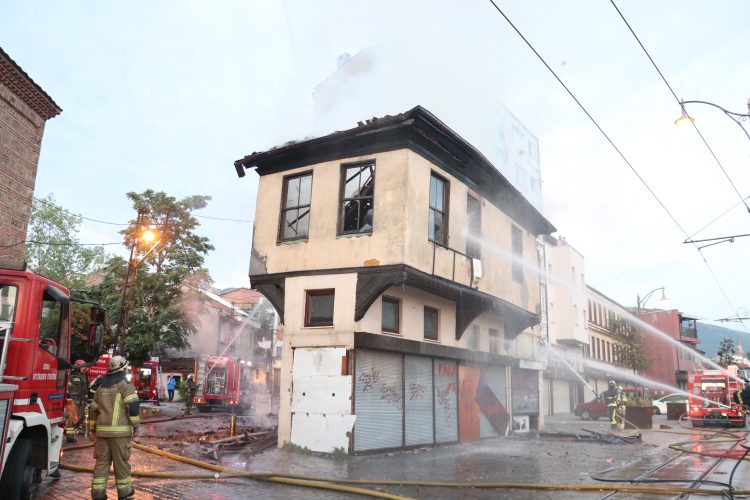 Bursa'da metruk bina alevlere teslim oldu - Bursa Hayat Gazetesi-3