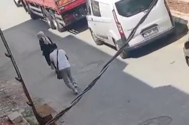 Boşanma aşamasındaki eşini sokak ortasında 3 kurşunla öldürdü