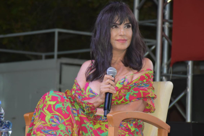 Ünlü sanatçı Ayşegül Aldinç, hem eleştirdi hem uyardı