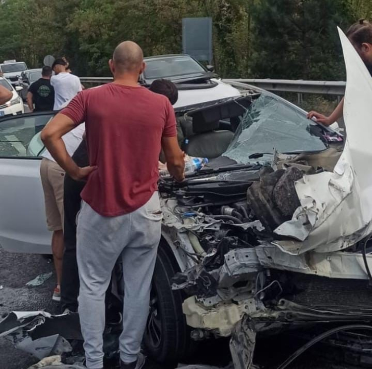 Bursa'da kaza: Otomobil, kamyona çarptı! Bursa Hayat Gazetesi -2