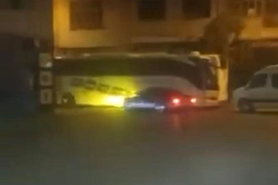 Bursa'da drift yaparken, park halindeki otobüse çarptı