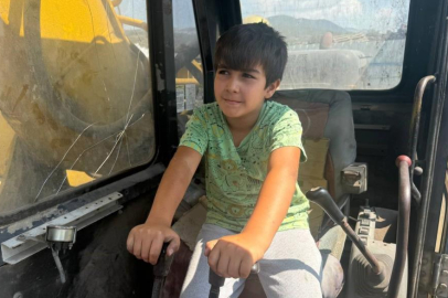 İznik'te 7 yaşındaki çocuk, iş makinesi kullanıyor