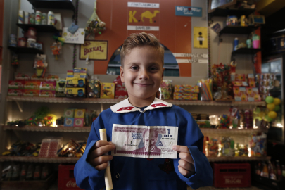 Bursa’da bu bakkala gidenler kendisini 90’larda hissediyor