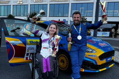 Dünyadaki tek engelli kadın ralli pilotu kupalarıyla Bursa'ya döndü